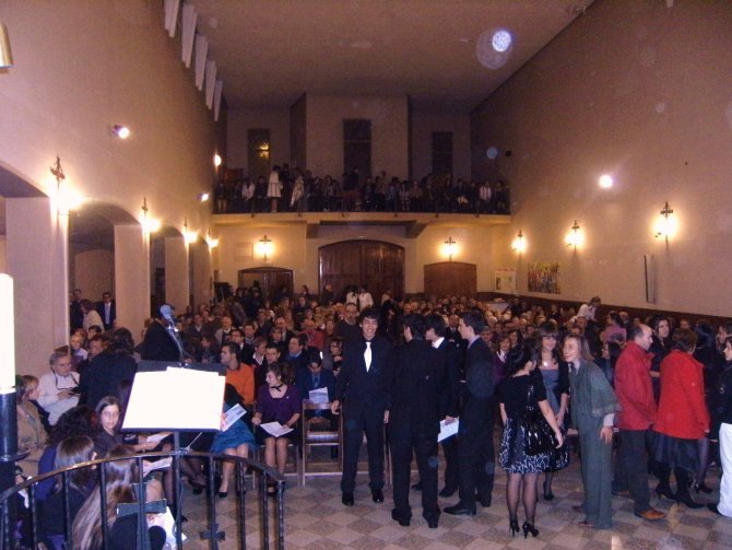 los jóvenes confirmandos antes de la celebración