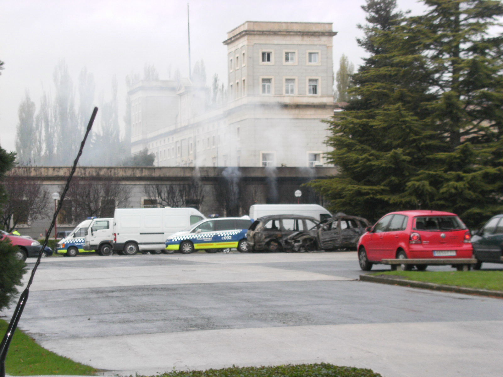 Unos diez coches han quedado calcinados, pero la explosión afectó a más 30 y a todos los edificios de alrededor