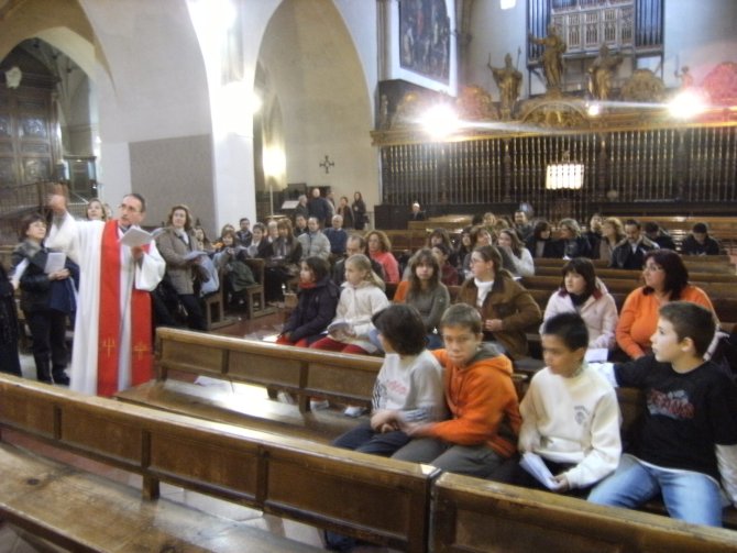 JESÚS EL PÁRROCO NOS ENSEÑÓ LA IGLESIA Y REZÓ CON NOSOTROS