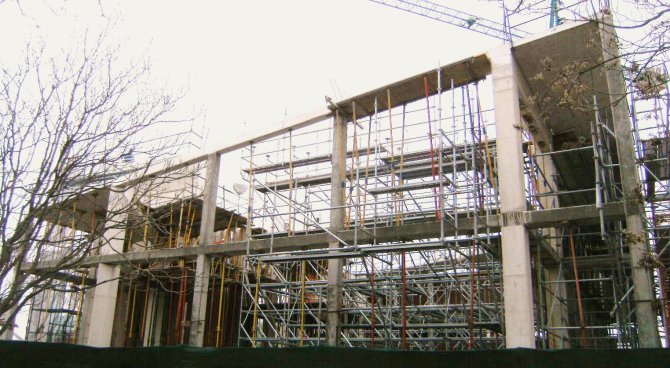 Aquí se ve el lateral en crecida hacia la fachada