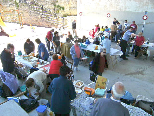 primeros grupos en el Frontón, preparando las mesas
