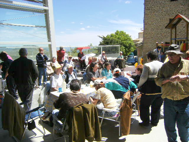 gente al sol, tras la comida